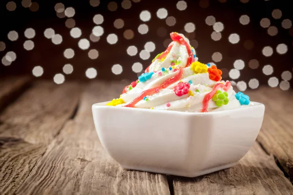Красочные Дети Десерт Мороженого Кружком Богатого Ванильного Мороженого Увенчанный Яркими — стоковое фото