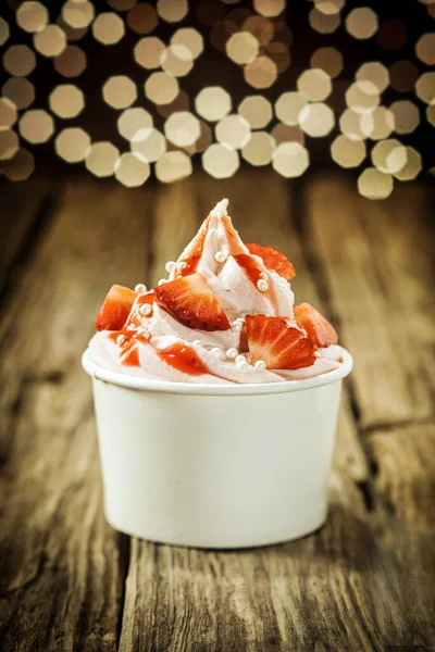 Healthy Fresh Ripe Strawberries Tub Creamy Frozen Yogurt Sprinkling Decorative — Stock Photo, Image