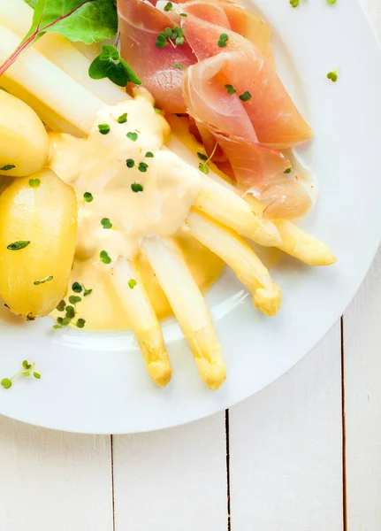 Delicioso Jantar Frio Espargos Presunto Prosciutto Servido Com Maionese Batatas — Fotografia de Stock