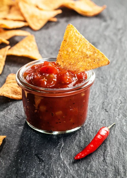 Tarro Vidrio Salsa Tomate Picante Caliente Con Nachos Tortillas Maíz — Foto de Stock