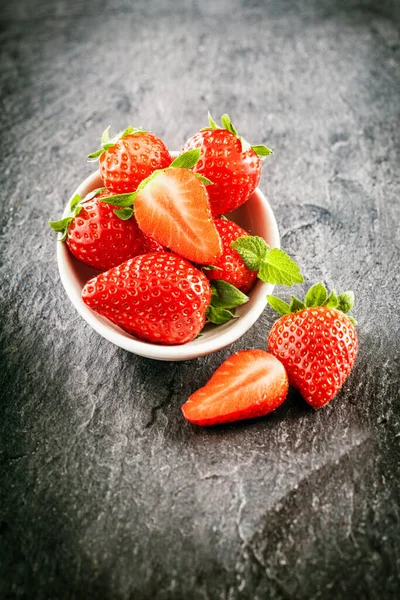 Delicious Farm Fresh Juicy Strawberries Served Bowl Whole Halved Fruit — Stock Photo, Image