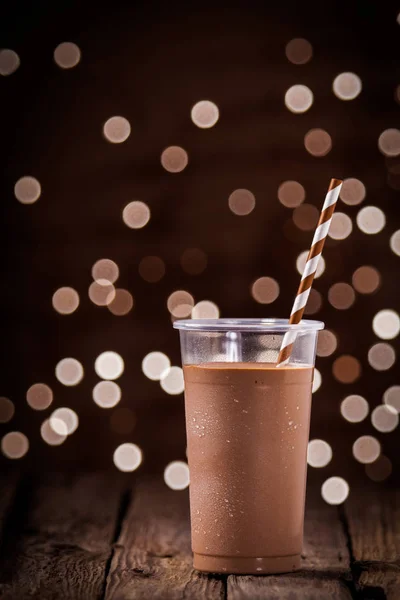 Frullato Cioccolato Frullato Con Bokeh Scintillante Luci Festa Sullo Sfondo — Foto Stock