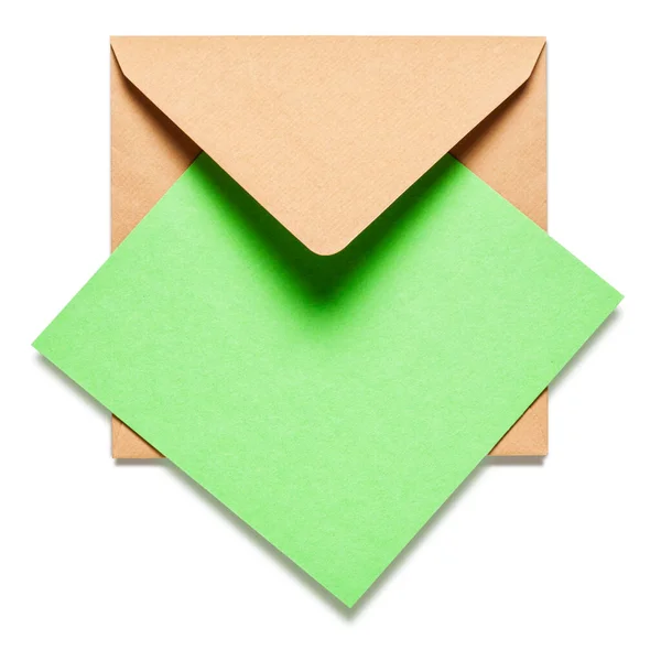 白い背景に緑のカードで茶色の正方形の封筒 クリッピングパスが含まれています — ストック写真