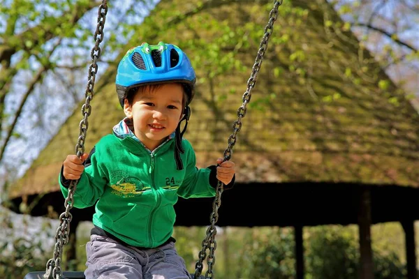 Fröhliches Kleines Mädchen Schaukelt Auf Schaukel Park — Stockfoto