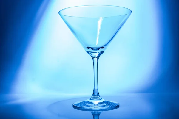 Cocktailglas Vor Blau Schimmerndem Hintergrund — Stockfoto
