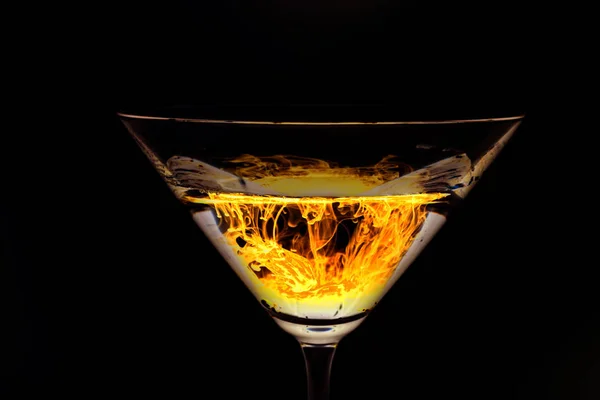 炎の中のカクテルグラス — ストック写真