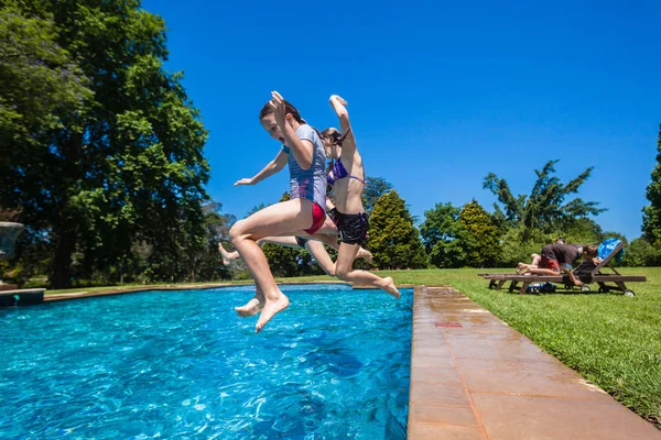 Mädchen Cousins Teenager Beim Spielen Hause Springen Schwimmbad Freien Sommer — Stockfoto