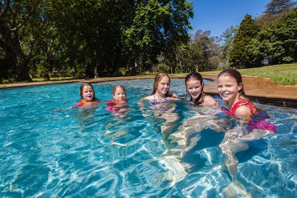 女孩表妹青少年在户外运动游泳池游玩夏季 — 图库照片