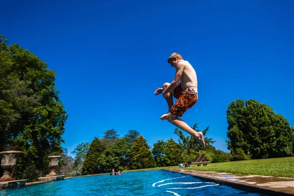 Tiener Jongen Springen Het Zwembad Buiten Zomer — Stockfoto