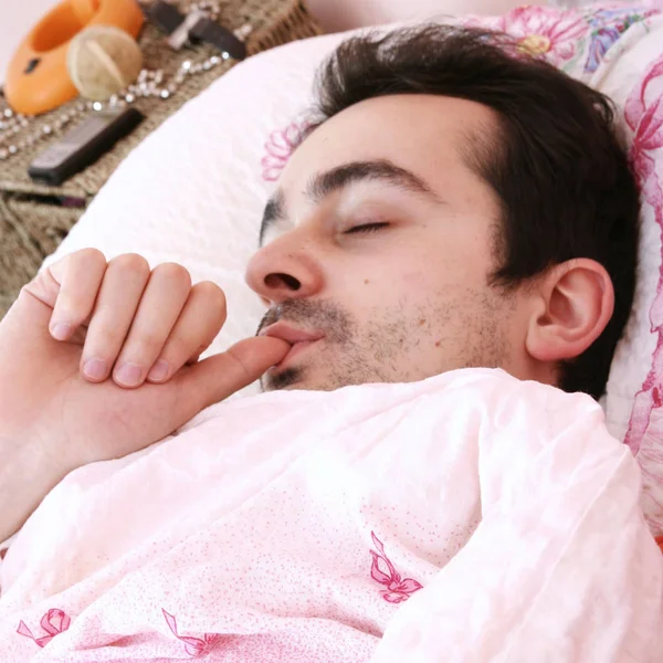 Junger Mann Schläft Bett — Stockfoto
