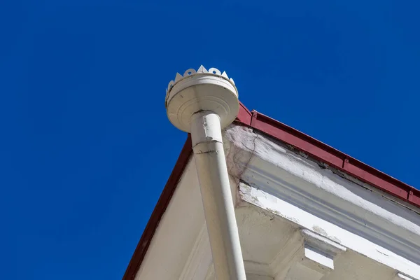 Calhas Chuva Velha Casa Céu Azul Fundo — Fotografia de Stock