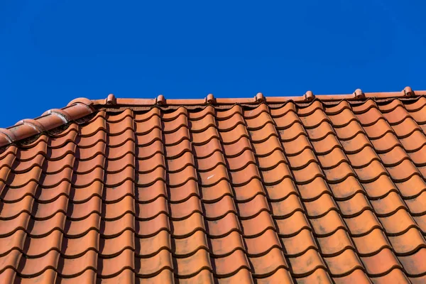 Rotes Dachziegelmuster Über Blauem Himmel — Stockfoto