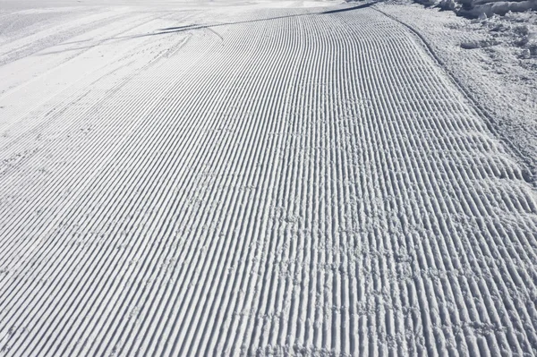 Σημάδια Μιας Χιονογάτας Που Κάνει Σκι Στην Πλαγιά Του Σκι — Φωτογραφία Αρχείου