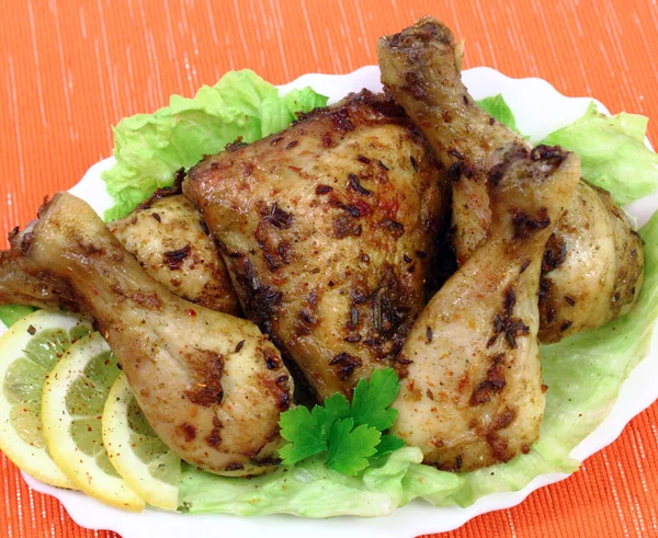 Ayam Panggang Dengan Salad Sayuran Dan Herbal — Stok Foto