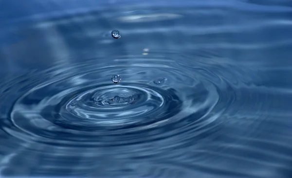 Ronde Transparante Druppel Water Valt Naar Beneden — Stockfoto