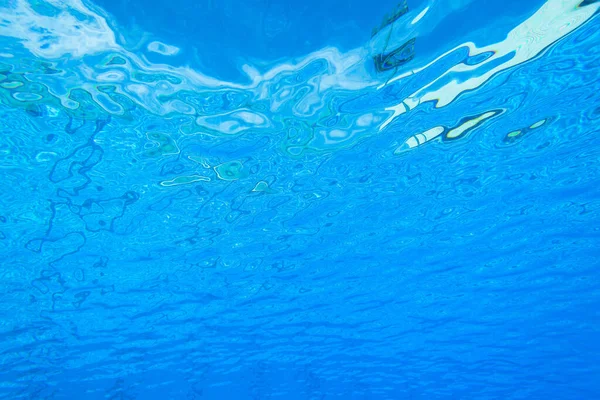 水底游泳池水向水面和蓝天游去 — 图库照片
