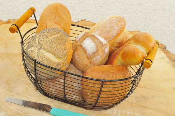 ขนมป งสดในตะกร าบนโต ะไม — ภาพถ่ายสต็อก