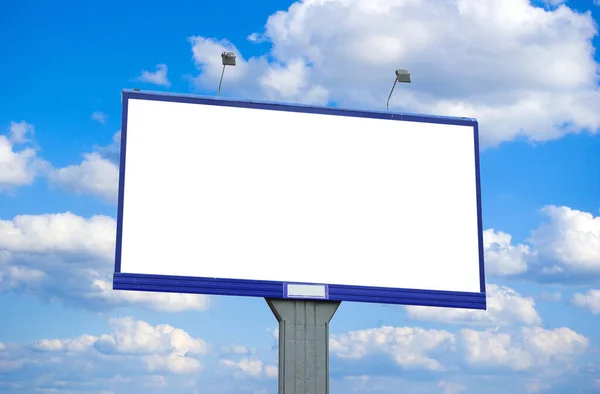 Gökyüzü Arka Planında Reklam Panosu — Stok fotoğraf