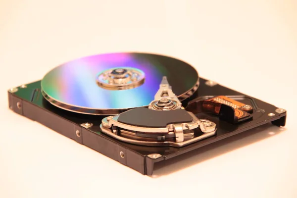 Hard Disk Drive Dengan Pita Magnetik Latar Belakang Putih — Stok Foto