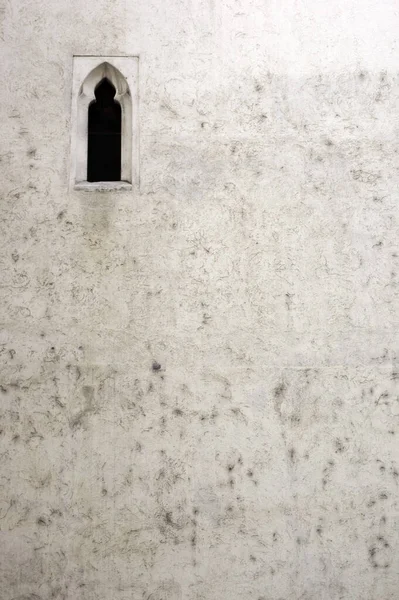 ファサードビューのゴシック様式の窓の写真 — ストック写真