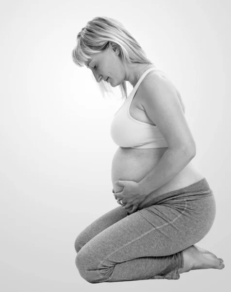 Schwangere Hält Ihren Nackten Bauch Schwarz Weiß — Stockfoto