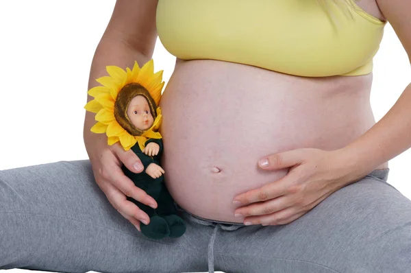 Schwangere Mit Einer Puppe Die Ihren Nackten Bauch Hält — Stockfoto