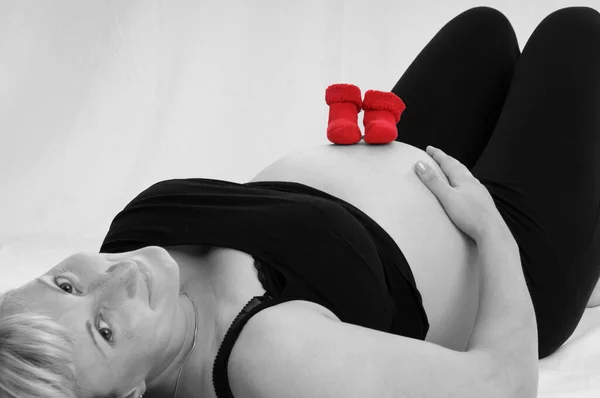 Έγκυος Γυναίκα Μαύρο Και Άσπρο Γυμνή Κοιλιά Και Κόκκινα Παιδικά — Φωτογραφία Αρχείου