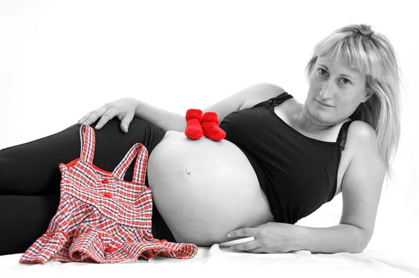 Mulher Grávida Com Roupas Bebê — Fotografia de Stock