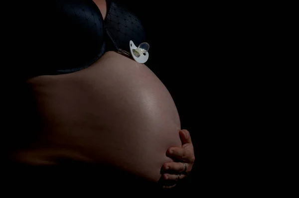 Zwangere Vrouw Met Naakte Buik Fopspeen — Stockfoto