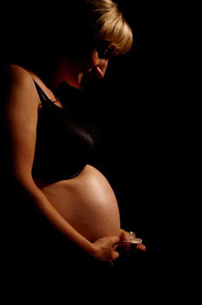 Έγκυος Γυναίκα Γυμνή Κοιλιά Και Πιπίλα — Φωτογραφία Αρχείου