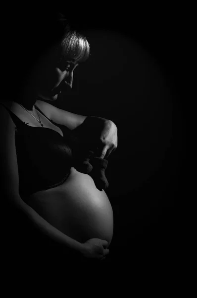 Zwangere Vrouw Met Naakte Buik Zwart Wit — Stockfoto