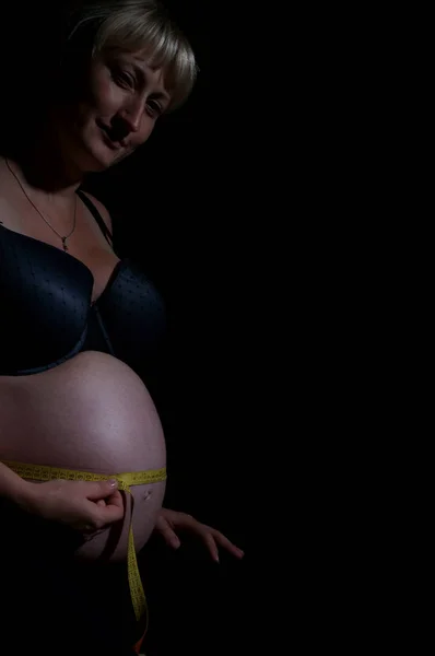 Gravid Kvinna Som Mäter Sin Midja Svart Och Vitt — Stockfoto