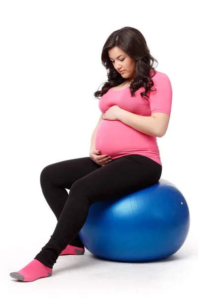 Actieve Zwangere Vrouw Met Gymnastiekbal Een Witte Achtergrond Gezondheidszorg Zwangerschap — Stockfoto