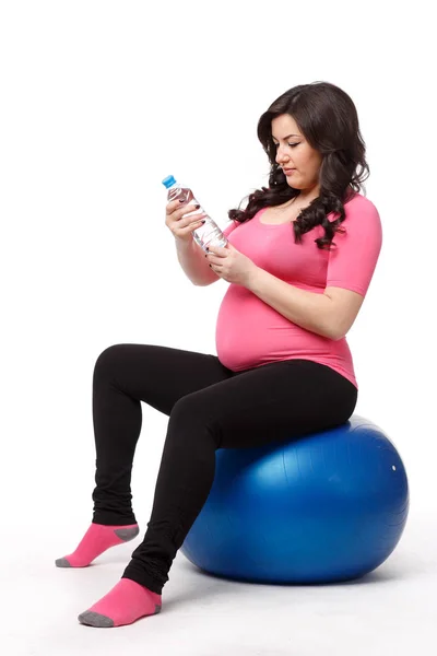 Actieve Zwangere Vrouw Met Gymnastiekbal Een Witte Achtergrond Gezondheidszorg Zwangerschap — Stockfoto