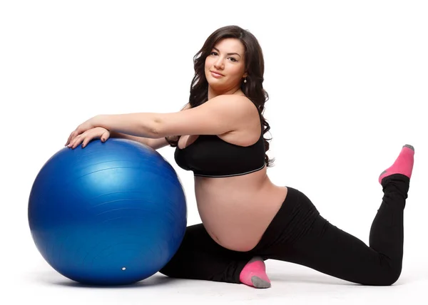 Die Aktive Schwangere Mit Gymnastikball Auf Weißem Hintergrund Gesundheitsfürsorge Und — Stockfoto
