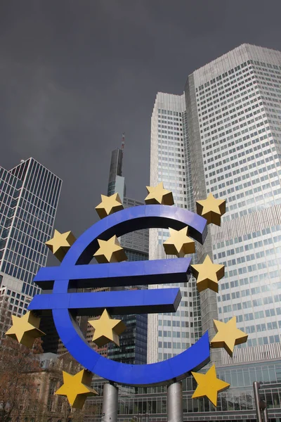 Símbolo Del Euro Bancos Bajo Cielos Oscuros — Foto de Stock
