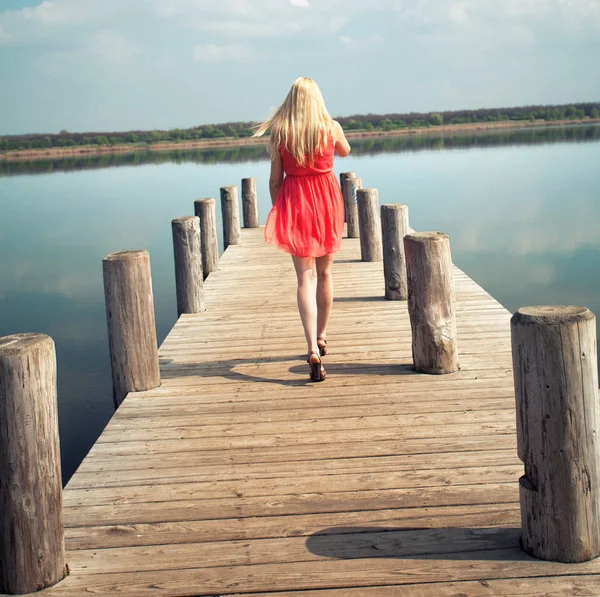 Jeune Femme Avec Robe Rouge Bord Lac — Photo