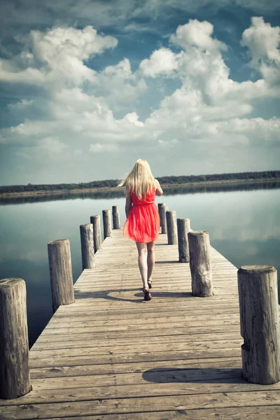 Denizde Kırmızı Elbiseli Genç Bir Kadın — Stok fotoğraf
