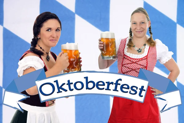 两个漂亮的女人在迪尔内 啤酒杯与横幅和德语单词Oktoberfest — 图库照片