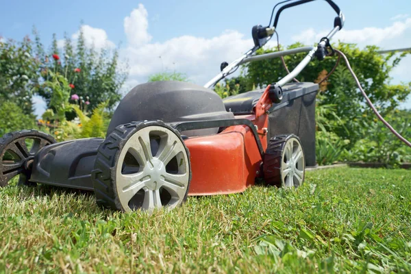 Bahçedeki Çim Biçme Makinesi — Stok fotoğraf
