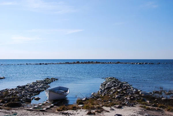 Jeden Zakotvený Člun Skalnatém Pobřeží Švédského Ostrova Oland Švédsku — Stock fotografie