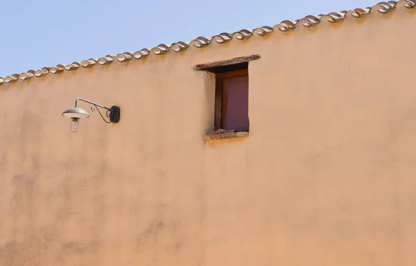 窓とランプポスト付きのミニマリストの壁 — ストック写真