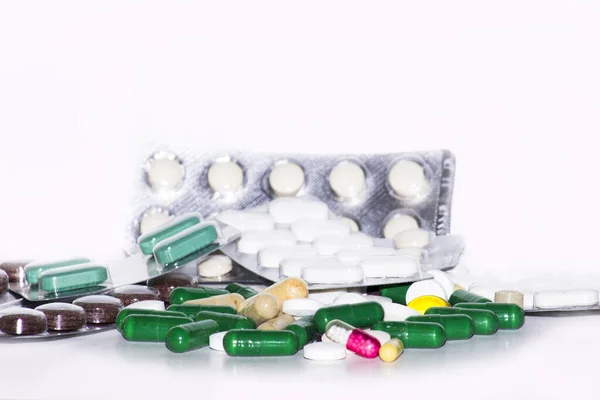 カラフルな医療薬と白い背景の上のカプセル — ストック写真