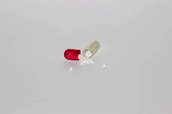 Kolorowe Medycznych Tabletki Kapsułki Białym Tle — Zdjęcie stockowe