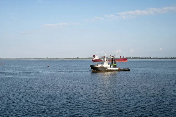 Vontatóhajó Anidjan Kikötőjében — Stock Fotó