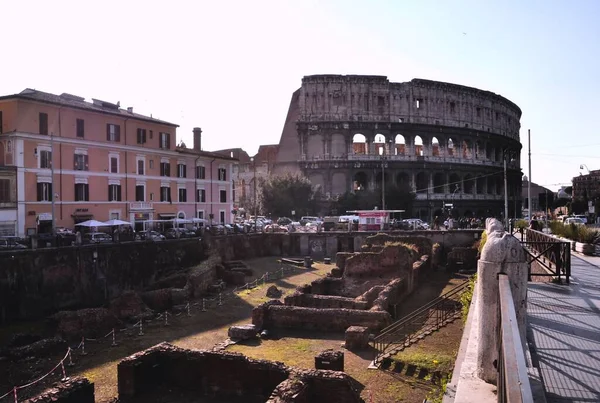 イタリアのローマのコロッセオ遺跡とローマのフォーラム — ストック写真