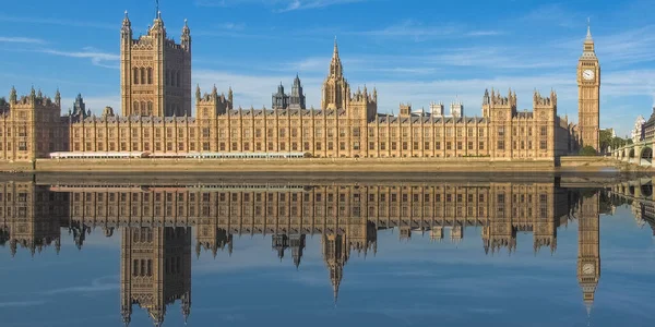 Big Ben Domy Parlamentu Pałac Westminsterski Londynie Odzwierciedlone Tamizie — Zdjęcie stockowe