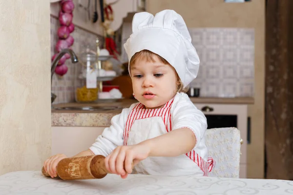 Menina Avental Boné Cozinheiro Com Rolo Pin Senta Mesa Jantar — Fotografia de Stock