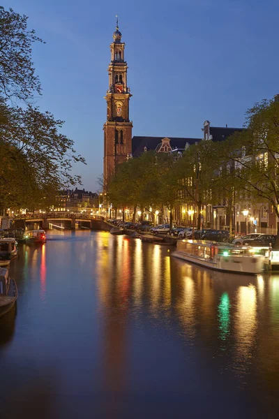 Resim Mavi Saatte Çekiliyor Amsterdam Bir Kanal Westerkerk Batı Kilisesi — Stok fotoğraf