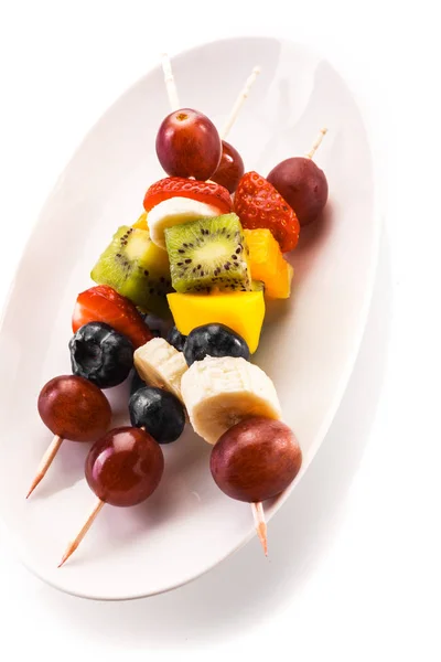 Serveren Van Kleurrijke Gezonde Tropische Fruit Kebab Houten Spiesjes Met — Stockfoto
